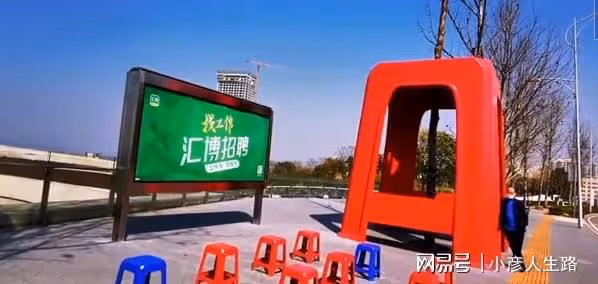 重慶渝北特別公交站,塑料凳做站台遮風又擋雨,美觀大方還挺實用