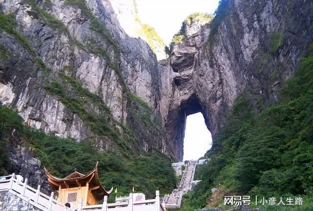 張家界的天山門:巍峨壯麗,但是女士爬山卻不能穿裙子?