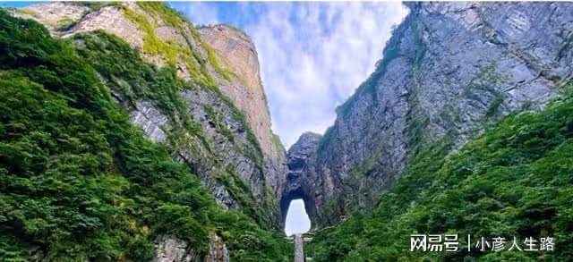 張家界的天山門:巍峨壯麗,但是女士爬山卻不能穿裙子?