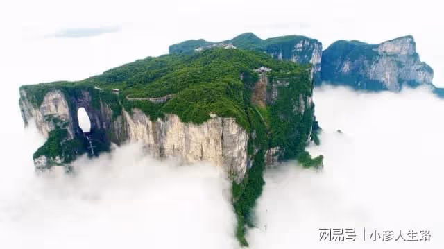 張家界的天山門:巍峨壯麗,但是女士爬山卻不能穿裙子?