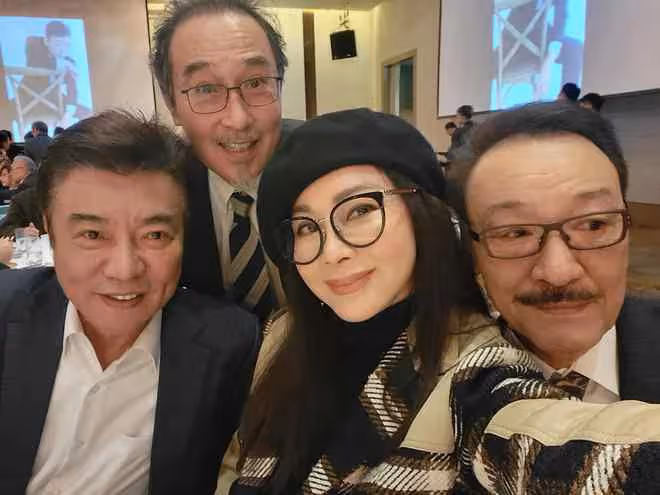 高圓圓公公參加聚會,與女星貼身合影不避嫌,68歲瓊瑤男星罕露面