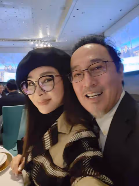 高圓圓公公參加聚會,與女星貼身合影不避嫌,68歲瓊瑤男星罕露面
