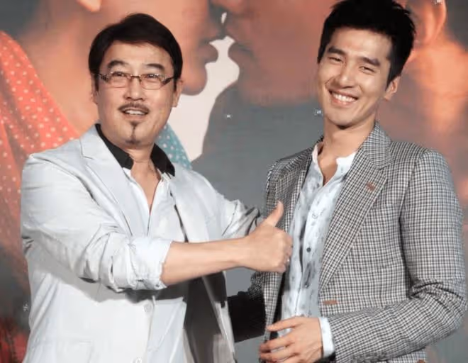 高圓圓公公參加聚會,與女星貼身合影不避嫌,68歲瓊瑤男星罕露面