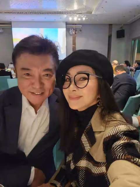 高圓圓公公參加聚會,與女星貼身合影不避嫌,68歲瓊瑤男星罕露面