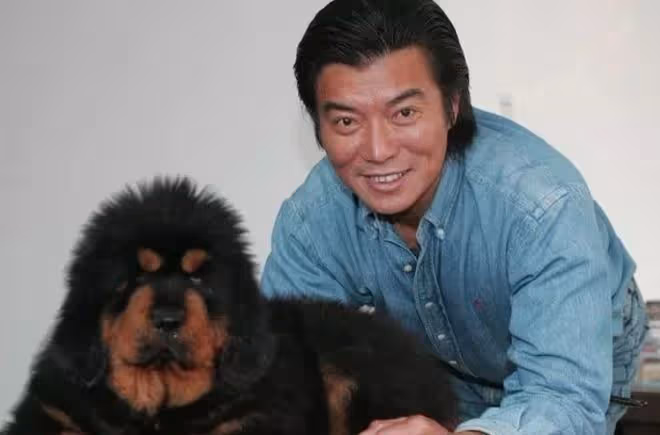 高圓圓公公參加聚會,與女星貼身合影不避嫌,68歲瓊瑤男星罕露面