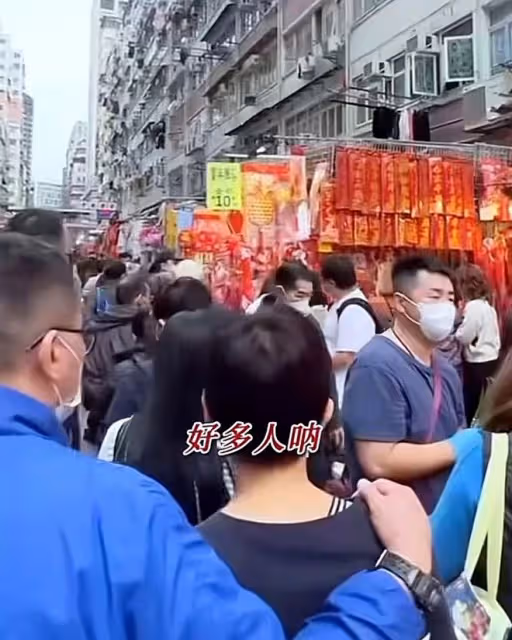 港姐郭少芸趕集辦年貨，挽著92歲老母逛路邊攤，買散裝糖果接地氣