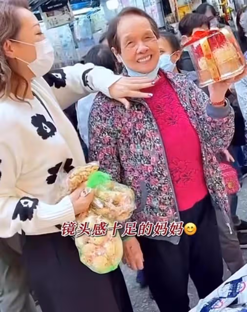 港姐郭少芸趕集辦年貨，挽著92歲老母逛路邊攤，買散裝糖果接地氣