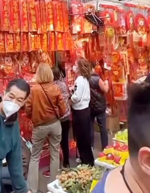 港姐郭少芸趕集辦年貨，挽著92歲老母逛路邊攤，買散裝糖果接地氣