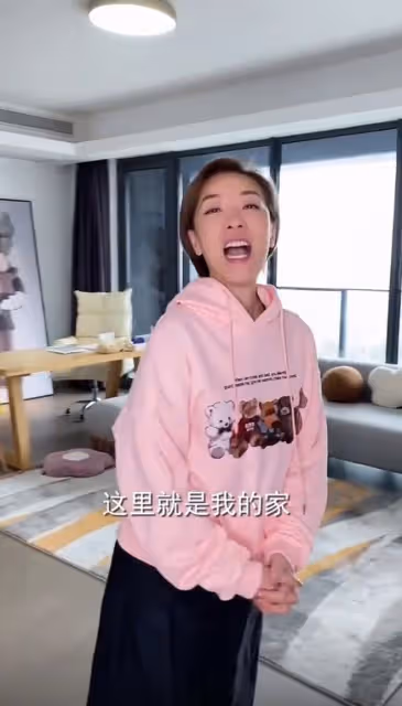 港姐郭少芸趕集辦年貨,挽著92歲老母逛路邊攤,買散裝糖果接地氣