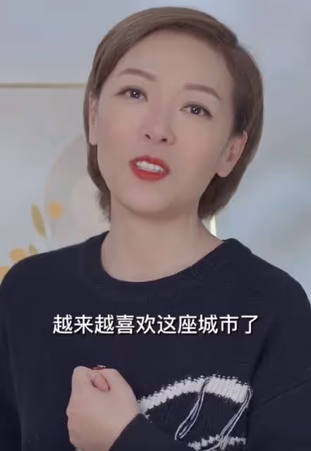 港姐郭少芸趕集辦年貨,挽著92歲老母逛路邊攤,買散裝糖果接地氣