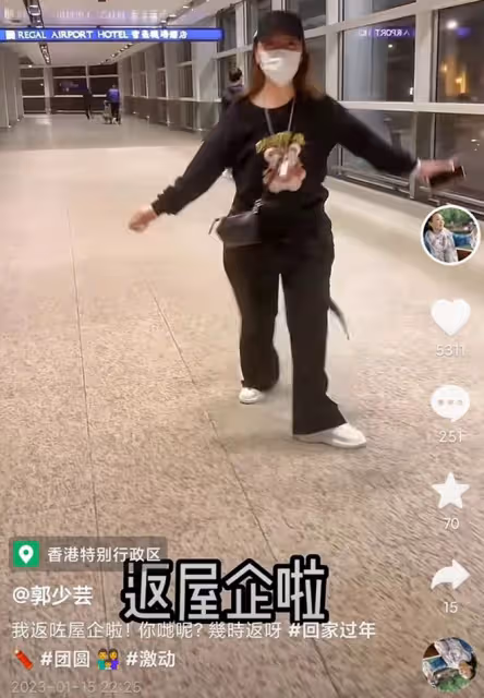 港姐郭少芸趕集辦年貨,挽著92歲老母逛路邊攤,買散裝糖果接地氣