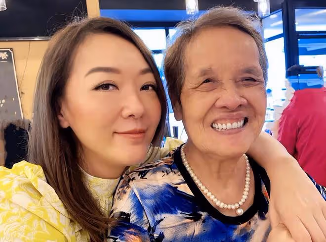 港姐郭少芸趕集辦年貨,挽著92歲老母逛路邊攤,買散裝糖果接地氣
