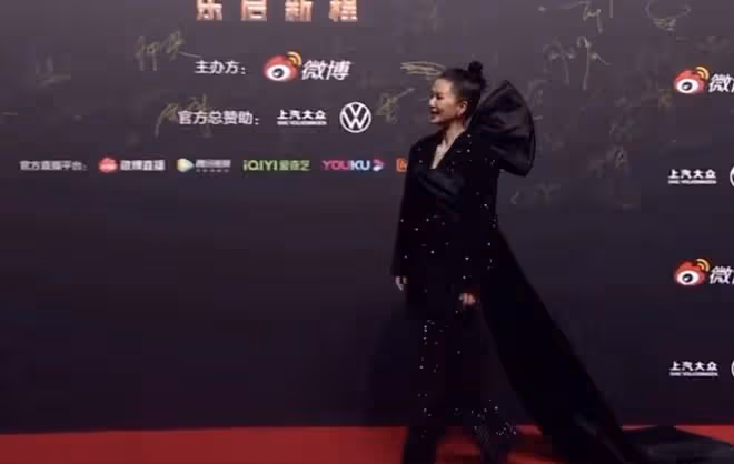 音樂盛典紅毯：阿嬌瘦了，譚維維造型浮誇，孟美岐搶鏡