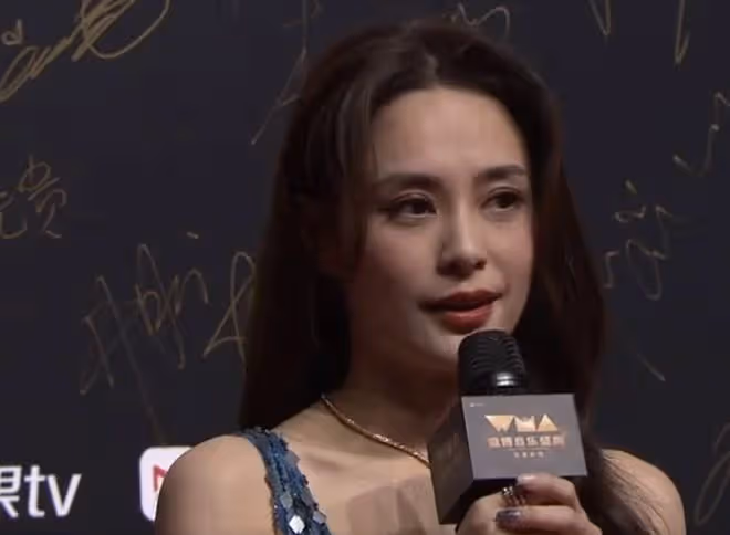 音樂盛典紅毯:阿嬌瘦了,譚維維造型浮誇,孟美岐搶鏡
