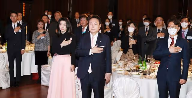 韓國夫人新年出訪變「時裝秀」?一天換4套美出圈,到瑞士又放招