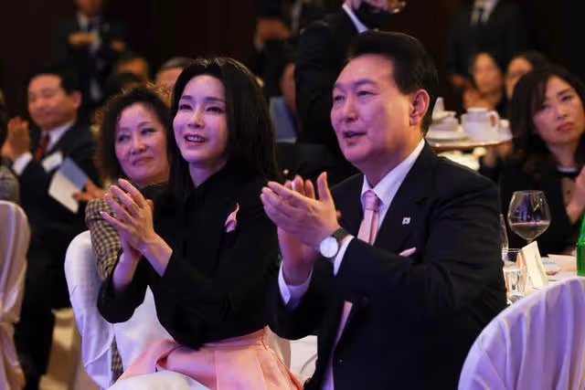 韓國夫人新年出訪變「時裝秀」?一天換4套美出圈,到瑞士又放招
