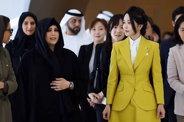 韓國夫人新年出訪變「時裝秀」?一天換4套美出圈,到瑞士又放招