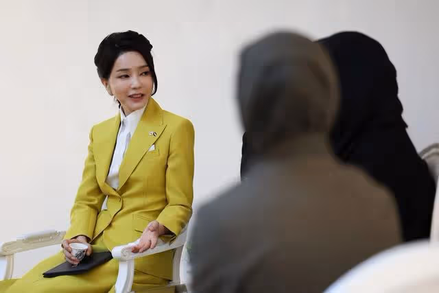 韓國夫人新年出訪變「時裝秀」?一天換4套美出圈,到瑞士又放招