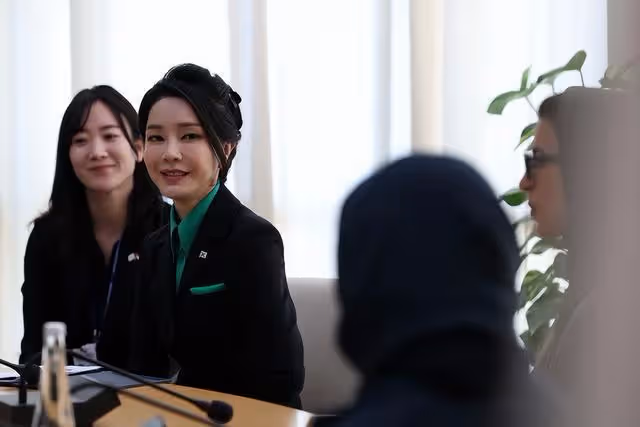 韓國夫人新年出訪變「時裝秀」?一天換4套美出圈,到瑞士又放招