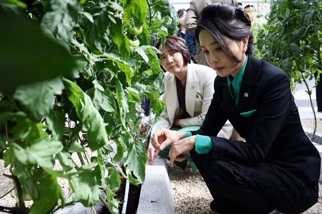 韓國夫人新年出訪變「時裝秀」?一天換4套美出圈,到瑞士又放招