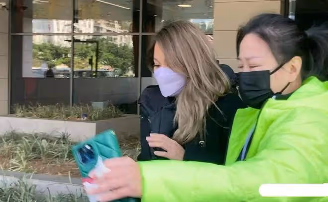 洗米華被判18年面臨86億賠付，洗米嫂面色難看，面對記者一言不發