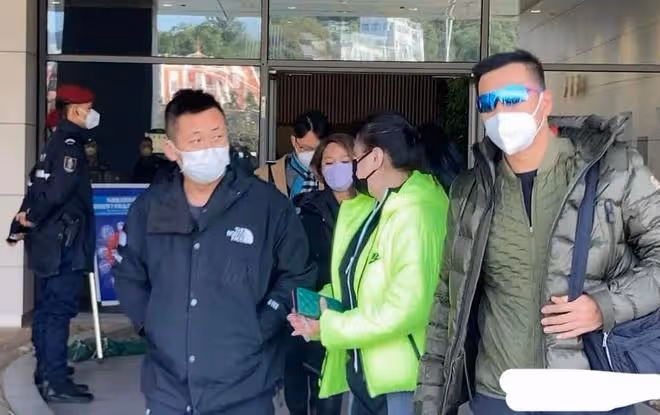 洗米華被判18年面臨86億賠付，洗米嫂面色難看，面對記者一言不發