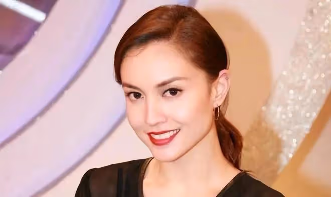 洗米華被判18年面臨86億賠付，洗米嫂面色難看，面對記者一言不發