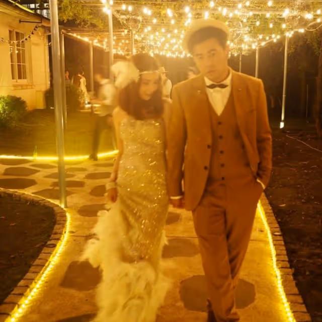 周杰倫曬44歲慶生照，摟著昆凌感謝妻子安排，二人穿情侶裝超般配