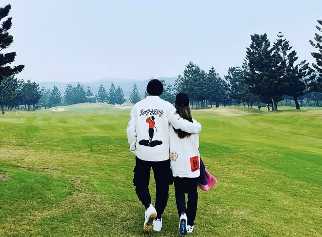 周杰倫曬44歲慶生照，摟著昆凌感謝妻子安排，二人穿情侶裝超般配