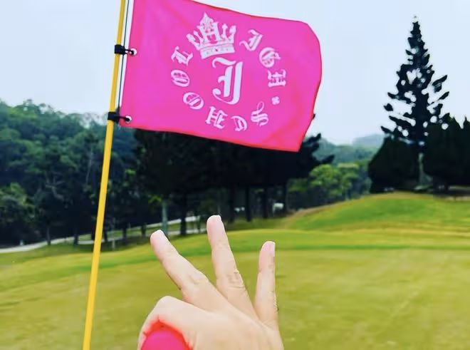 周杰倫曬44歲慶生照，摟著昆凌感謝妻子安排，二人穿情侶裝超般配