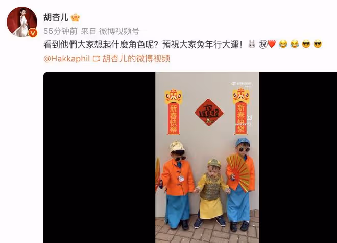 胡杏兒曬兒子萌態，兄弟三人穿唐裝搖扇子，扮成公子王孫超可愛