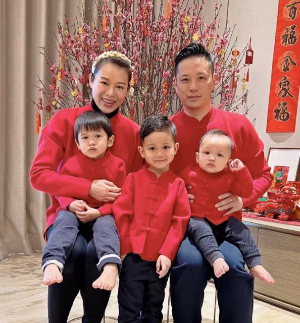 胡杏兒曬兒子萌態，兄弟三人穿唐裝搖扇子，扮成公子王孫超可愛