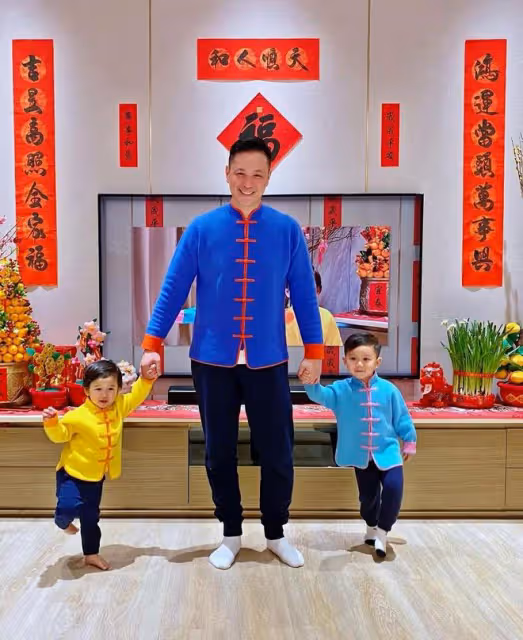 胡杏兒曬兒子萌態，兄弟三人穿唐裝搖扇子，扮成公子王孫超可愛