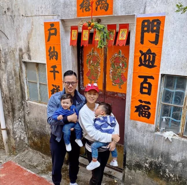 胡杏兒曬兒子萌態，兄弟三人穿唐裝搖扇子，扮成公子王孫超可愛