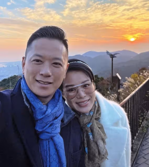 胡杏兒曬兒子萌態，兄弟三人穿唐裝搖扇子，扮成公子王孫超可愛