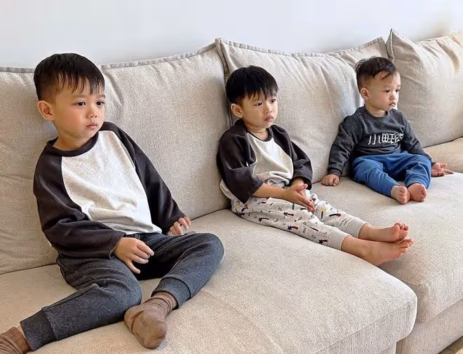 胡杏兒曬兒子萌態，兄弟三人穿唐裝搖扇子，扮成公子王孫超可愛