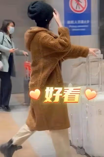 李亞鵬岳父母幫著打掃衛生過年,海哈金喜將繼女李嫣相框擺在一起