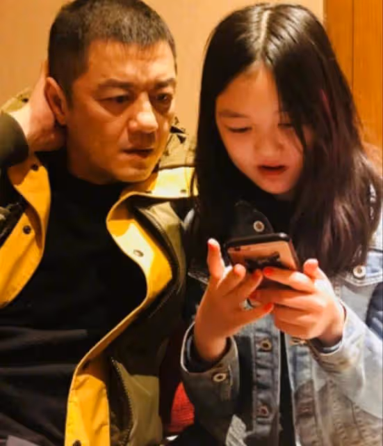 李亞鵬岳父母幫著打掃衛生過年,海哈金喜將繼女李嫣相框擺在一起
