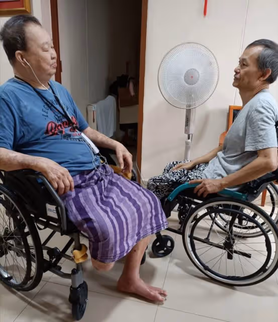 段偉明坐輪椅上唐琥家　自嘲：我們是左右逢源、左擁右抱