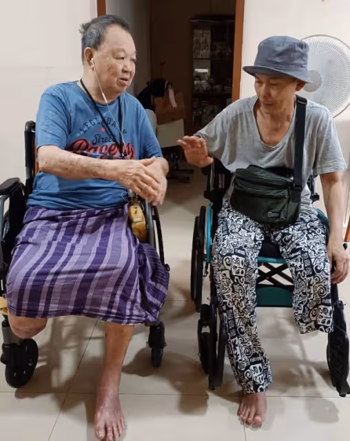 段偉明坐輪椅上唐琥家　自嘲：我們是左右逢源、左擁右抱