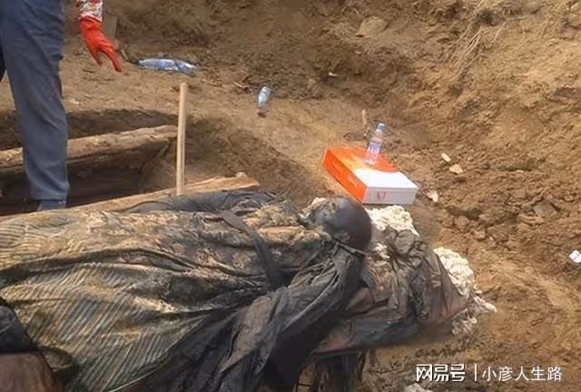 湖南古寨里驚現數百年不腐的神秘乾屍,甚至被當地稱為大仙供奉