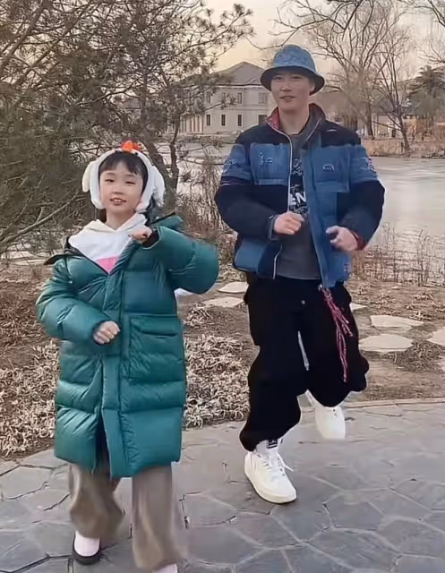 洪欣與老公女兒北京過年，別墅旁跳舞很歡樂，莫少聰兒子獨自回港