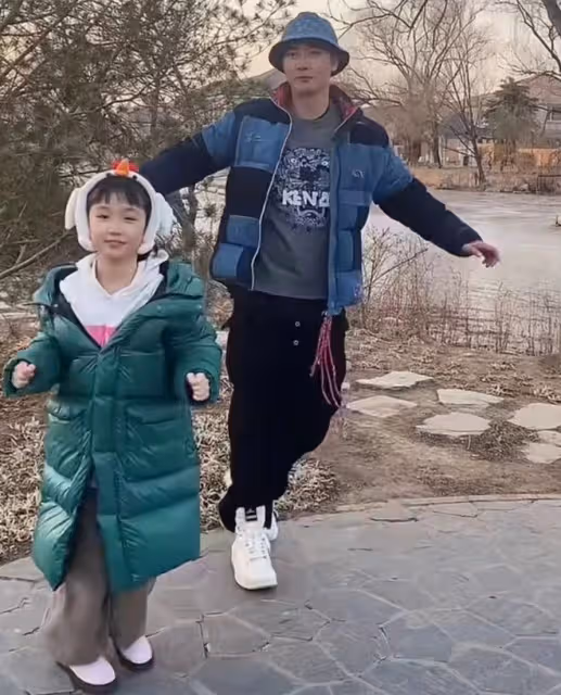 洪欣與老公女兒北京過年，別墅旁跳舞很歡樂，莫少聰兒子獨自回港