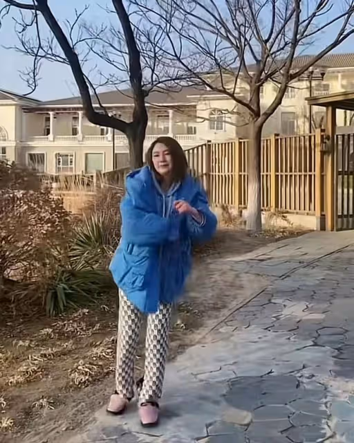 洪欣與老公女兒北京過年，別墅旁跳舞很歡樂，莫少聰兒子獨自回港