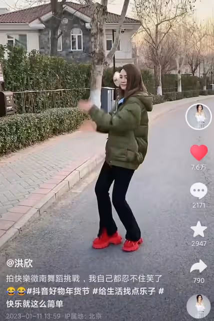 洪欣與老公女兒北京過年，別墅旁跳舞很歡樂，莫少聰兒子獨自回港