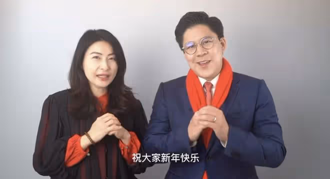 霍啟剛攜郭晶晶送新年祝福，戴婚戒恩愛出鏡，被贊長了國泰民安臉