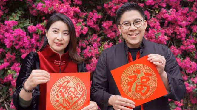 霍啟剛攜郭晶晶送新年祝福，戴婚戒恩愛出鏡，被贊長了國泰民安臉