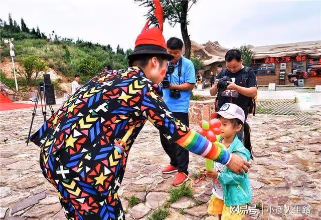 鄭州大峽谷深處有野人出沒,在100米高的空中玩劈腿