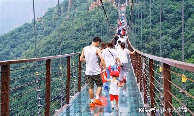 鄭州大峽谷深處有野人出沒,在100米高的空中玩劈腿