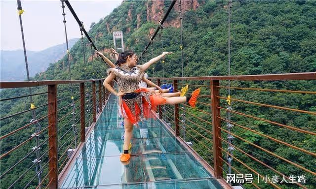 鄭州大峽谷深處有野人出沒,在100米高的空中玩劈腿